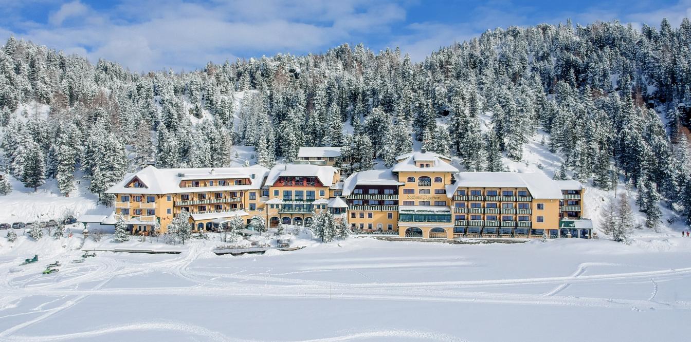 Jägerwirt vor verschneitem See / Schnee / Winter Seehotel Jägerwirt
