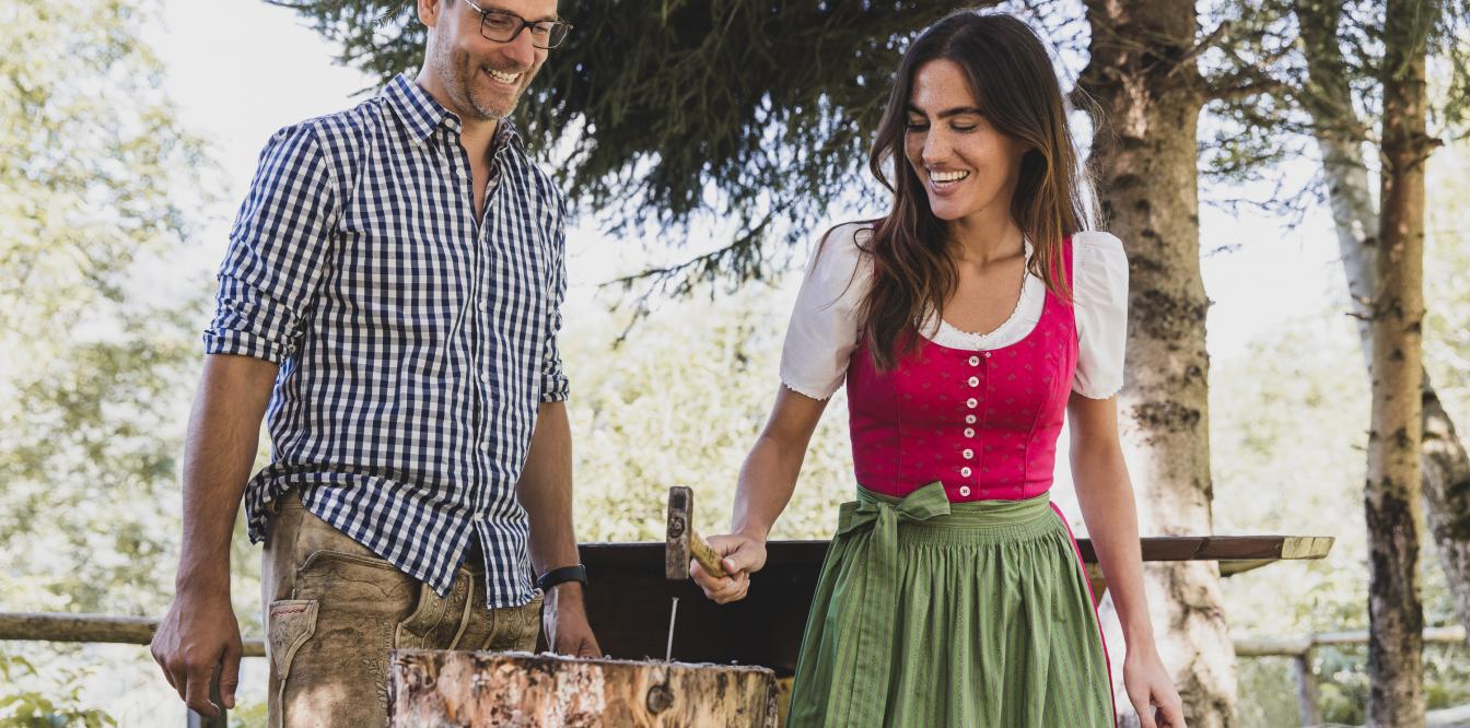 Das romantische Familienhotel direkt am Bergsee, im Winter absolut schneesicher, im Sommer angenehm fresh an der Grenze zwischen Steiermark und Kärnten. Schifahren, Snowboarden, Schneeschuhwandern, Eislaufen, Langlaufen im Winter, Wandern, Mountainbiken, Jagd und Entspannung im Sommer. Yoga, Retreats, Wellness, Spa, Seminar und Hochzeit mitten im Zirbenwald mit Bali Flair. Bio regionale Kulinarik, gerne auch vegan und vegetarisch. 088A3376
