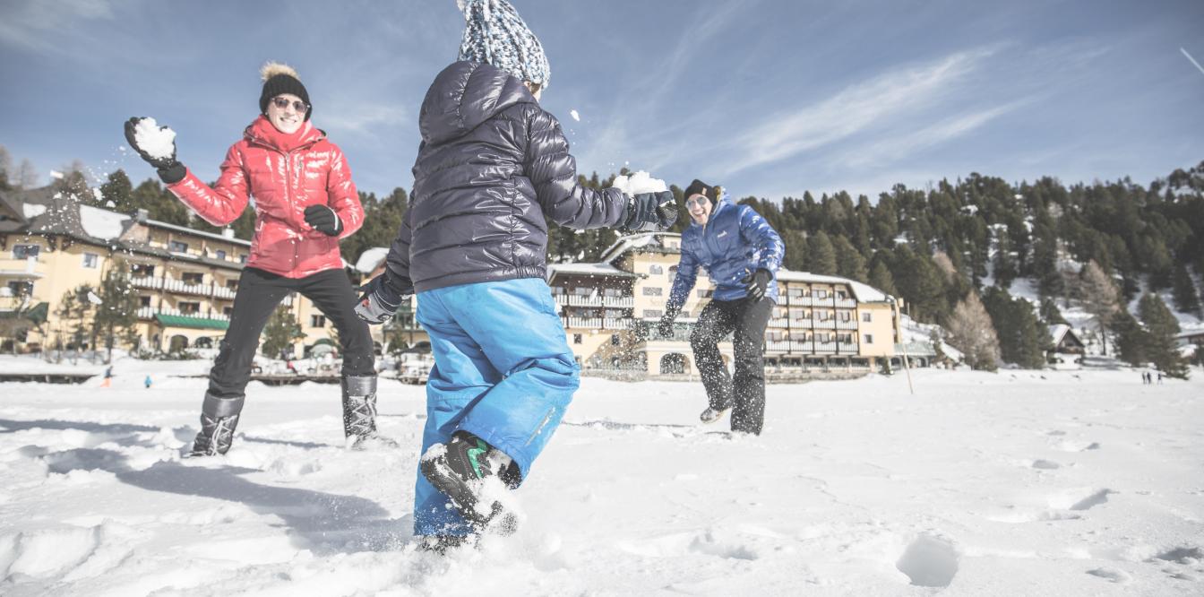 Das romantische Familienhotel direkt am Bergsee, im Winter absolut schneesicher, im Sommer angenehm fresh an der Grenze zwischen Steiermark und Kärnten. Schifahren, Snowboarden, Schneeschuhwandern, Eislaufen, Langlaufen, Eisbaden im Winter, Wandern, Mountainbiken, Jagd, Kaltbaden und Entspannung im Sommer. Yoga, Retreats, Wellness, Spa, Seminar und Hochzeit mitten im Zirbenwald mit Bali Flair. Bio regionale Kulinarik, gerne auch vegan und vegetarisch. shj-familie-hotel-aussen-05 - bearbeitet