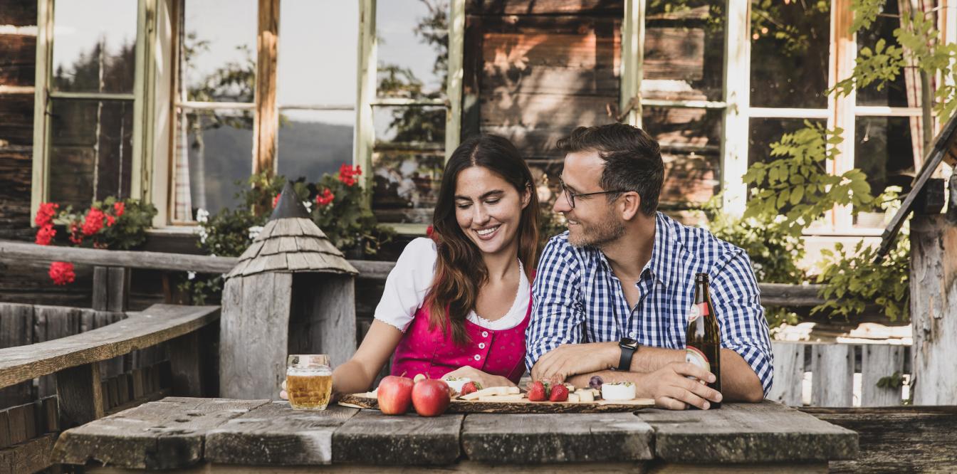 Das romantische Familienhotel direkt am Bergsee, im Winter absolut schneesicher, im Sommer angenehm fresh an der Grenze zwischen Steiermark und Kärnten. Schifahren, Snowboarden, Schneeschuhwandern, Eislaufen, Langlaufen im Winter, Wandern, Mountainbiken, Jagd und Entspannung im Sommer. Yoga, Retreats, Wellness, Spa, Seminar und Hochzeit mitten im Zirbenwald mit Bali Flair. Bio regionale Kulinarik, gerne auch vegan und vegetarisch. 088A2746