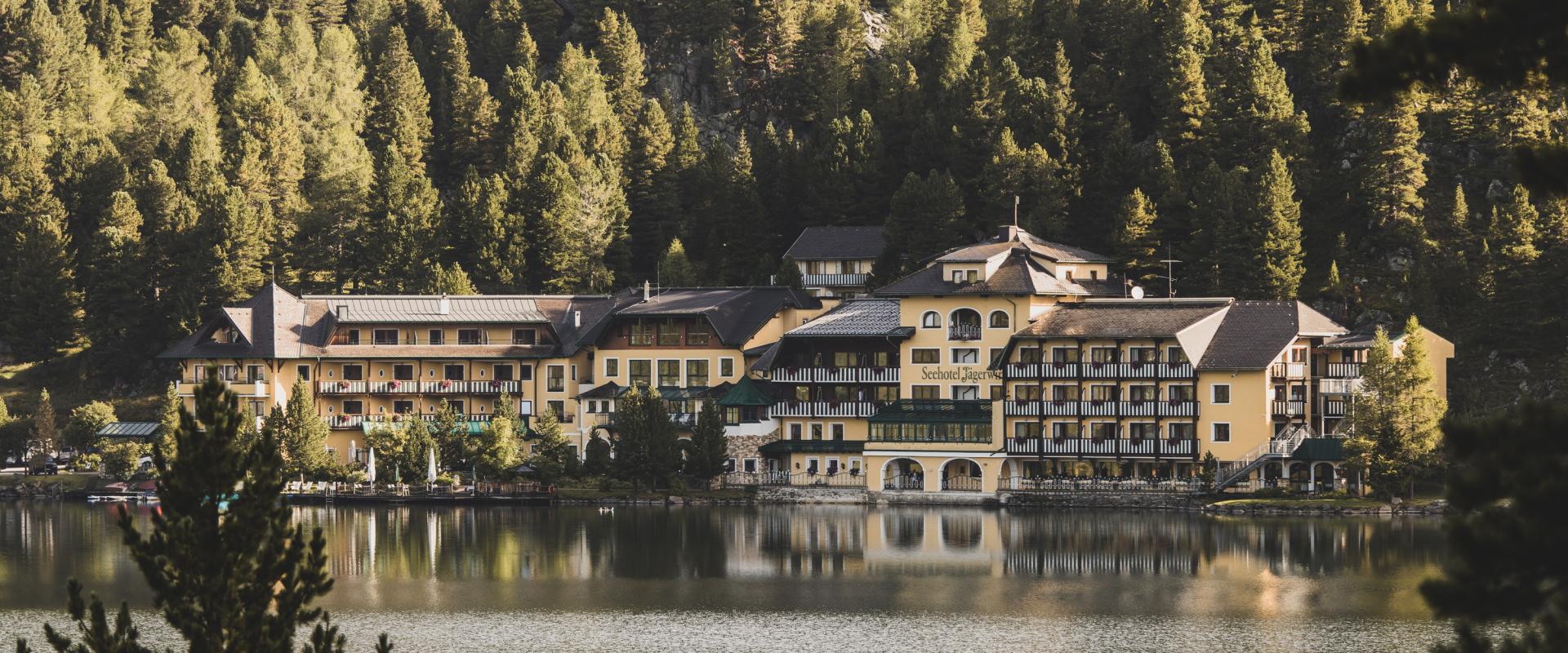 Das romantische Familienhotel direkt am Bergsee, im Winter absolut schneesicher, im Sommer angenehm fresh an der Grenze zwischen Steiermark und K&auml;rnten. Schifahren, Snowboarden, Schneeschuhwandern, Eislaufen, Langlaufen im Winter, Wandern, Mountainbiken, Jagd und Entspannung im Sommer. Yoga, Retreats, Wellness, Spa, Seminar und Hochzeit mitten im Zirbenwald mit Bali Flair. Bio regionale Kulinarik, gerne auch vegan und vegetarisch. 