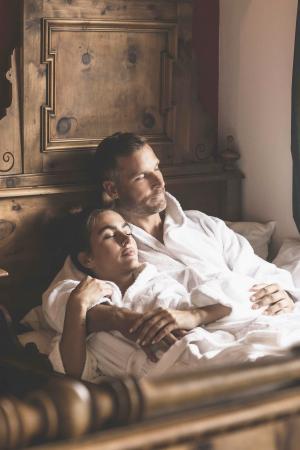 Das romantische Familienhotel direkt am Bergsee, im Winter absolut schneesicher, im Sommer angenehm fresh an der Grenze zwischen Steiermark und Kärnten. Schifahren, Snowboarden, Schneeschuhwandern, Eislaufen, Langlaufen, Eisbaden im Winter, Wandern, Mountainbiken, Jagd, Kaltbaden und Entspannung im Sommer. Yoga, Retreats, Wellness, Spa, Seminar und Hochzeit mitten im Zirbenwald mit Bali Flair. Bio regionale Kulinarik, gerne auch vegan und vegetarisch. 