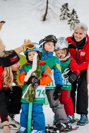 Skischule Pertl Kinder und Skilehrerinnen beim Skikurs mit der Skischule Pertl