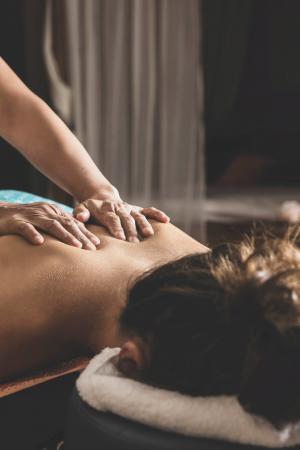 Das romantische Familienhotel direkt am Bergsee, im Winter absolut schneesicher, im Sommer angenehm fresh an der Grenze zwischen Steiermark und Kärnten. Schifahren, Snowboarden, Schneeschuhwandern, Eislaufen, Langlaufen im Winter, Wandern, Mountainbiken, Jagd und Entspannung im Sommer. Yoga, Retreats, Wellness, Spa, Seminar und Hochzeit mitten im Zirbenwald mit Bali Flair. Bio regionale Kulinarik, gerne auch vegan und vegetarisch. 