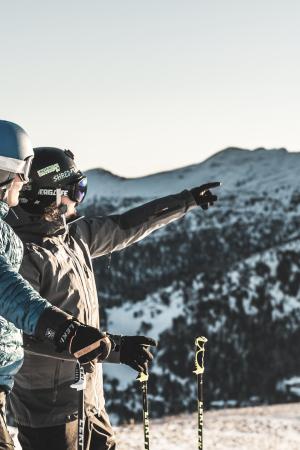 TH_ThomasSobian_Zwei Skifahrer_zeigen