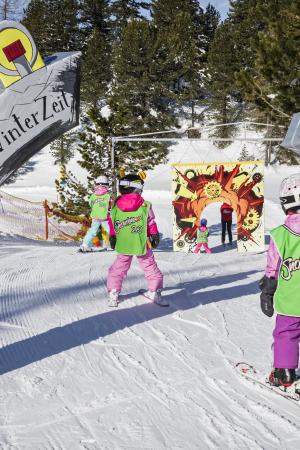 KidsSlope Kinder bei der Durchfahrt durch den KidsSlope im SKigebiet Turracher Höhe