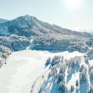 TurracherHöhe5 ©ThomasSobian Das romantische Familienhotel direkt am Bergsee, im Winter absolut schneesicher, im Sommer angenehm fresh an der Grenze zwischen Steiermark und Kärnten. Schifahren, Snowboarden, Schneeschuhwandern, Eislaufen, Langlaufen im Winter, Wandern, Mountainbiken, Jagd und Entspannung im Sommer. Yoga, Retreats, Wellness, Spa, Seminar und Hochzeit mitten im Zirbenwald mit Bali Flair. Bio regionale Kulinarik, gerne auch vegan und vegetarisch.