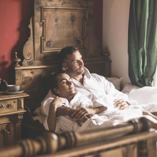 Das romantische Familienhotel direkt am Bergsee, im Winter absolut schneesicher, im Sommer angenehm fresh an der Grenze zwischen Steiermark und Kärnten. Schifahren, Snowboarden, Schneeschuhwandern, Eislaufen, Langlaufen, Eisbaden im Winter, Wandern, Mountainbiken, Jagd, Kaltbaden und Entspannung im Sommer. Yoga, Retreats, Wellness, Spa, Seminar und Hochzeit mitten im Zirbenwald mit Bali Flair. Bio regionale Kulinarik, gerne auch vegan und vegetarisch. 