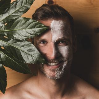 Das romantische Familienhotel direkt am Bergsee, im Winter absolut schneesicher, im Sommer angenehm fresh an der Grenze zwischen Steiermark und Kärnten. Schifahren, Snowboarden, Schneeschuhwandern, Eislaufen, Langlaufen im Winter, Wandern, Mountainbiken, Jagd und Entspannung im Sommer. Yoga, Retreats, Wellness, Spa, Seminar und Hochzeit mitten im Zirbenwald mit Bali Flair. Bio regionale Kulinarik, gerne auch vegan und vegetarisch. 