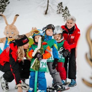 Kinder und Skilehrerinnen beim Skikurs mit der Skischule Pertl