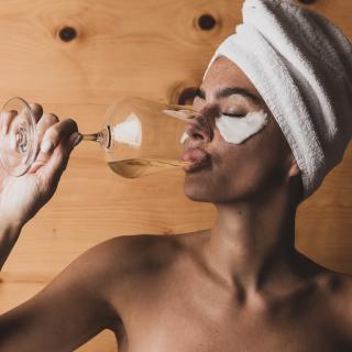 088A9444 Das romantische Familienhotel direkt am Bergsee, im Winter absolut schneesicher, im Sommer angenehm fresh an der Grenze zwischen Steiermark und Kärnten. Schifahren, Snowboarden, Schneeschuhwandern, Eislaufen, Langlaufen im Winter, Wandern, Mountainbiken, Jagd und Entspannung im Sommer. Yoga, Retreats, Wellness, Spa, Seminar und Hochzeit mitten im Zirbenwald mit Bali Flair. Bio regionale Kulinarik, gerne auch vegan und vegetarisch.