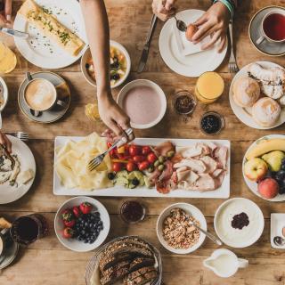 088A1443 Das romantische Familienhotel direkt am Bergsee, im Winter absolut schneesicher, im Sommer angenehm fresh an der Grenze zwischen Steiermark und Kärnten. Schifahren, Snowboarden, Schneeschuhwandern, Eislaufen, Langlaufen im Winter, Wandern, Mountainbiken, Jagd und Entspannung im Sommer. Yoga, Retreats, Wellness, Spa, Seminar und Hochzeit mitten im Zirbenwald mit Bali Flair. Bio regionale Kulinarik, gerne auch vegan und vegetarisch.