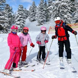 Skischule Pertl Kinder und Skilehrer beim Skikurs mit der Skischule Pertl