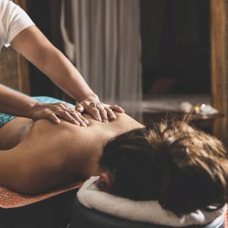 Behandlungen (c) Seehotel Jägerwirt - Anja Koppitsch Das romantische Familienhotel direkt am Bergsee, im Winter absolut schneesicher, im Sommer angenehm fresh an der Grenze zwischen Steiermark und Kärnten. Schifahren, Snowboarden, Schneeschuhwandern, Eislaufen, Langlaufen im Winter, Wandern, Mountainbiken, Jagd und Entspannung im Sommer. Yoga, Retreats, Wellness, Spa, Seminar und Hochzeit mitten im Zirbenwald mit Bali Flair. Bio regionale Kulinarik, gerne auch vegan und vegetarisch.