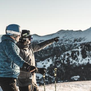 TH_ThomasSobian_Zwei Skifahrer_zeigen