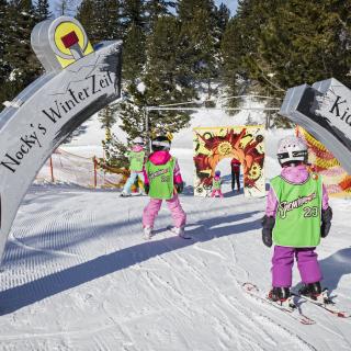 Kinder bei der Durchfahrt durch den KidsSlope im SKigebiet Turracher Höhe