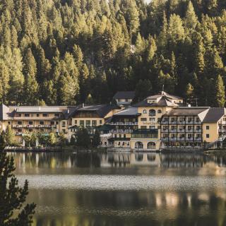 088A2609 Das romantische Familienhotel direkt am Bergsee, im Winter absolut schneesicher, im Sommer angenehm fresh an der Grenze zwischen Steiermark und Kärnten. Schifahren, Snowboarden, Schneeschuhwandern, Eislaufen, Langlaufen im Winter, Wandern, Mountainbiken, Jagd und Entspannung im Sommer. Yoga, Retreats, Wellness, Spa, Seminar und Hochzeit mitten im Zirbenwald mit Bali Flair. Bio regionale Kulinarik, gerne auch vegan und vegetarisch.