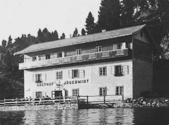 Die zweite Generation - 1929: Die Lebensgemeinschaft von Johann Brandstätter und Fani Goritschnig wird mit zwei Söhnen gesegnet. Im März des Jahres stirbt der Vater. Hans Brandstätter (Sohn aus erster Ehe) tritt das rechtmäßige Erbe an. Im Bild das Haus zu dieser Zeit. Historie Seehotel Jägerwirt