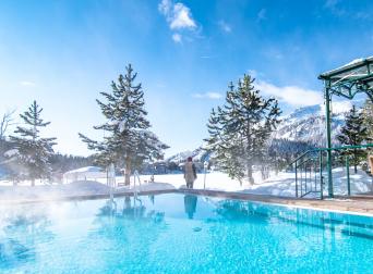 Das romantische Familienhotel direkt am Bergsee, im Winter absolut schneesicher, im Sommer angenehm fresh an der Grenze zwischen Steiermark und Kärnten. Schifahren, Snowboarden, Schneeschuhwandern, Eislaufen, Langlaufen im Winter, Wandern, Mountainbiken, Jagd und Entspannung im Sommer. Yoga, Retreats, Wellness, Spa, Seminar und Hochzeit mitten im Zirbenwald mit Bali Flair. Bio regionale Kulinarik, gerne auch vegan und vegetarisch. Seehotel Jägerwirt