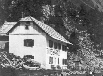 Der Grundstein - 1905: Johann Brandstätter (Gasthaus Seewirt) kauft von den Grafen Hugo Lazy und Arthur Henckel von Donnersmark das Steinmetzhaus am Turracher See. Der kleine schlichte Steinbau hatte als Unterkunft für die Steinmetze ausgedient. Der neue Besitzer richtet im „Touristenhaus“ Zimmer für erste Gäste ein. Im Bild: Aufnahme des Steinmetzhauses am See. Historie Seehotel Jägerwirt