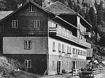 Jägerwirt-Ausbau 1934: Hans Brandstätter kauft vom Fürsten Schwarzenberg ein halbes Hektar Almgrund. An der Südseite wird ein Speisesaal angebaut, darüber werden weitere Gästezimmer eingerichtet. Weil Hans Brandstätter auch noch den Seewirt zu führen hat, lässt er den Jägerwirt von Franz Siegel verwalten (bis 1936). Historie Seehotel Jägerwirt