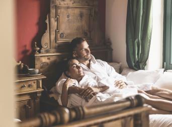 Das romantische Familienhotel direkt am Bergsee, im Winter absolut schneesicher, im Sommer angenehm fresh an der Grenze zwischen Steiermark und Kärnten. Schifahren, Snowboarden, Schneeschuhwandern, Eislaufen, Langlaufen, Eisbaden im Winter, Wandern, Mountainbiken, Jagd, Kaltbaden und Entspannung im Sommer. Yoga, Retreats, Wellness, Spa, Seminar und Hochzeit mitten im Zirbenwald mit Bali Flair. Bio regionale Kulinarik, gerne auch vegan und vegetarisch. 088A9186