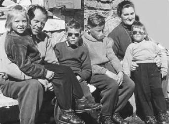 Schwarz-weiß Aufnahme der Familie Brandstätter um 1950 Familie Brandstätter um 1950