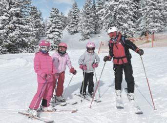 Das romantische Familienhotel direkt am Bergsee, im Winter absolut schneesicher, im Sommer angenehm fresh an der Grenze zwischen Steiermark und Kärnten. Schifahren, Snowboarden, Schneeschuhwandern, Eislaufen, Langlaufen, Eisbaden im Winter, Wandern, Mountainbiken, Jagd, Kaltbaden und Entspannung im Sommer. Yoga, Retreats, Wellness, Spa, Seminar und Hochzeit mitten im Zirbenwald mit Bali Flair. Bio regionale Kulinarik, gerne auch vegan und vegetarisch. Skischule (c) Seehotel Jägerwirt - Blendpunkt
