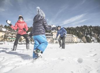 Das romantische Familienhotel direkt am Bergsee, im Winter absolut schneesicher, im Sommer angenehm fresh an der Grenze zwischen Steiermark und Kärnten. Schifahren, Snowboarden, Schneeschuhwandern, Eislaufen, Langlaufen, Eisbaden im Winter, Wandern, Mountainbiken, Jagd, Kaltbaden und Entspannung im Sommer. Yoga, Retreats, Wellness, Spa, Seminar und Hochzeit mitten im Zirbenwald mit Bali Flair. Bio regionale Kulinarik, gerne auch vegan und vegetarisch. shj-familie-hotel-aussen-05 - bearbeitet