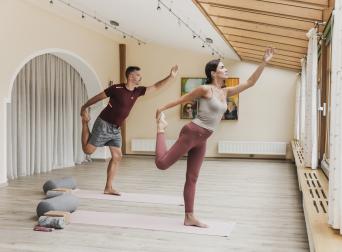 Das romantische Familienhotel direkt am Bergsee, im Winter absolut schneesicher, im Sommer angenehm fresh an der Grenze zwischen Steiermark und Kärnten. Schifahren, Snowboarden, Schneeschuhwandern, Eislaufen, Langlaufen, Eisbaden im Winter, Wandern, Mountainbiken, Jagd, Kaltbaden und Entspannung im Sommer. Yoga, Retreats, Wellness, Spa, Seminar und Hochzeit mitten im Zirbenwald mit Bali Flair. Bio regionale Kulinarik, gerne auch vegan und vegetarisch. 088A9685