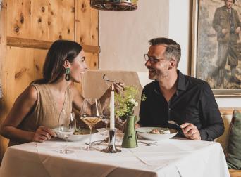 Das romantische Familienhotel direkt am Bergsee, im Winter absolut schneesicher, im Sommer angenehm fresh an der Grenze zwischen Steiermark und Kärnten. Schifahren, Snowboarden, Schneeschuhwandern, Eislaufen, Langlaufen, Eisbaden im Winter, Wandern, Mountainbiken, Jagd, Kaltbaden und Entspannung im Sommer. Yoga, Retreats, Wellness, Spa, Seminar und Hochzeit mitten im Zirbenwald mit Bali Flair. Bio regionale Kulinarik, gerne auch vegan und vegetarisch. 088A0387