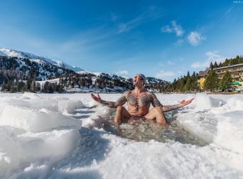 Das romantische Familienhotel direkt am Bergsee, im Winter absolut schneesicher, im Sommer angenehm fresh an der Grenze zwischen Steiermark und Kärnten. Schifahren, Snowboarden, Schneeschuhwandern, Eislaufen, Langlaufen, Eisbaden im Winter, Wandern, Mountainbiken, Jagd, Kaltbaden und Entspannung im Sommer. Yoga, Retreats, Wellness, Spa, Seminar und Hochzeit mitten im Zirbenwald mit Bali Flair. Bio regionale Kulinarik, gerne auch vegan und vegetarisch. Eisbaden auf der Turrach 2024-02-04_237