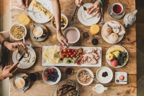 Das romantische Familienhotel direkt am Bergsee, im Winter absolut schneesicher, im Sommer angenehm fresh an der Grenze zwischen Steiermark und Kärnten. Schifahren, Snowboarden, Schneeschuhwandern, Eislaufen, Langlaufen im Winter, Wandern, Mountainbiken, Jagd und Entspannung im Sommer. Yoga, Retreats, Wellness, Spa, Seminar und Hochzeit mitten im Zirbenwald mit Bali Flair. Bio regionale Kulinarik, gerne auch vegan und vegetarisch. 