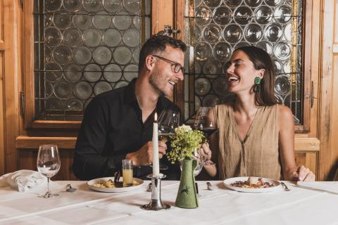 088A0465 Das romantische Familienhotel direkt am Bergsee, im Winter absolut schneesicher, im Sommer angenehm fresh an der Grenze zwischen Steiermark und Kärnten. Schifahren, Snowboarden, Schneeschuhwandern, Eislaufen, Langlaufen im Winter, Wandern, Mountainbiken, Jagd und Entspannung im Sommer. Yoga, Retreats, Wellness, Spa, Seminar und Hochzeit mitten im Zirbenwald mit Bali Flair. Bio regionale Kulinarik, gerne auch vegan und vegetarisch.