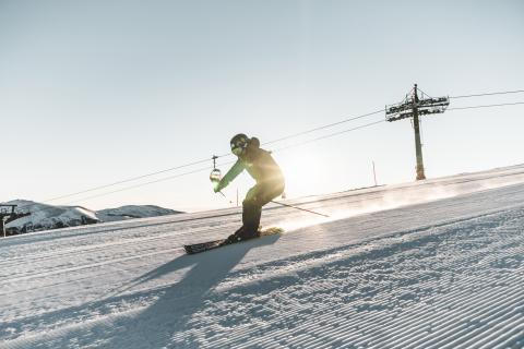 Skifahrer+Sonne+Piste_bearbeitet