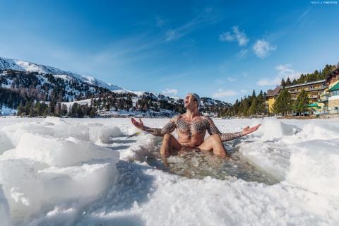Das romantische Familienhotel direkt am Bergsee, im Winter absolut schneesicher, im Sommer angenehm fresh an der Grenze zwischen Steiermark und Kärnten. Schifahren, Snowboarden, Schneeschuhwandern, Eislaufen, Langlaufen, Eisbaden im Winter, Wandern, Mountainbiken, Jagd, Kaltbaden und Entspannung im Sommer. Yoga, Retreats, Wellness, Spa, Seminar und Hochzeit mitten im Zirbenwald mit Bali Flair. Bio regionale Kulinarik, gerne auch vegan und vegetarisch.  Eisbaden auf der Turrach 2024-02-04_237