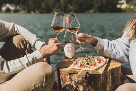 Das romantische Familienhotel direkt am Bergsee, im Winter absolut schneesicher, im Sommer angenehm fresh an der Grenze zwischen Steiermark und Kärnten. Schifahren, Snowboarden, Schneeschuhwandern, Eislaufen, Langlaufen im Winter, Wandern, Mountainbiken, Jagd und Entspannung im Sommer. Yoga, Retreats, Wellness, Spa, Seminar und Hochzeit mitten im Zirbenwald mit Bali Flair. Bio regionale Kulinarik, gerne auch vegan und vegetarisch. 