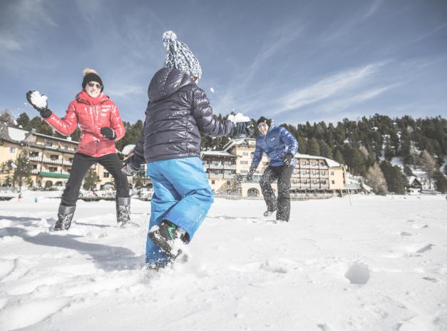 Das romantische Familienhotel direkt am Bergsee, im Winter absolut schneesicher, im Sommer angenehm fresh an der Grenze zwischen Steiermark und Kärnten. Schifahren, Snowboarden, Schneeschuhwandern, Eislaufen, Langlaufen, Eisbaden im Winter, Wandern, Mountainbiken, Jagd, Kaltbaden und Entspannung im Sommer. Yoga, Retreats, Wellness, Spa, Seminar und Hochzeit mitten im Zirbenwald mit Bali Flair. Bio regionale Kulinarik, gerne auch vegan und vegetarisch.  shj-familie-hotel-aussen-05 - bearbeitet