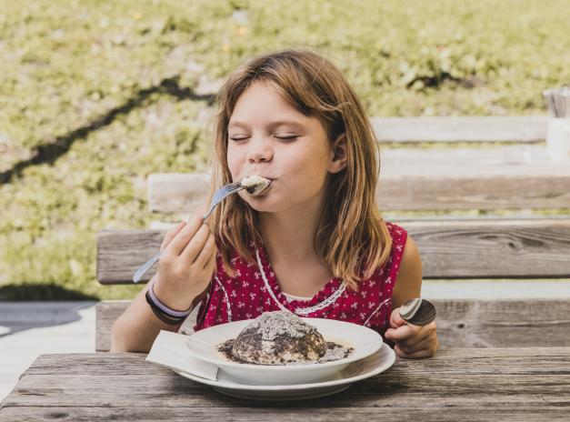 Das romantische Familienhotel direkt am Bergsee, im Winter absolut schneesicher, im Sommer angenehm fresh an der Grenze zwischen Steiermark und Kärnten. Schifahren, Snowboarden, Schneeschuhwandern, Eislaufen, Langlaufen im Winter, Wandern, Mountainbiken, Jagd und Entspannung im Sommer. Yoga, Retreats, Wellness, Spa, Seminar und Hochzeit mitten im Zirbenwald mit Bali Flair. Bio regionale Kulinarik, gerne auch vegan und vegetarisch.  088A4879