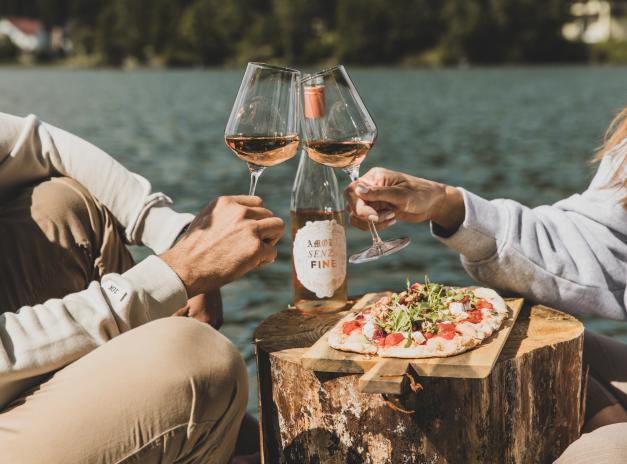 Das romantische Familienhotel direkt am Bergsee, im Winter absolut schneesicher, im Sommer angenehm fresh an der Grenze zwischen Steiermark und Kärnten. Schifahren, Snowboarden, Schneeschuhwandern, Eislaufen, Langlaufen im Winter, Wandern, Mountainbiken, Jagd und Entspannung im Sommer. Yoga, Retreats, Wellness, Spa, Seminar und Hochzeit mitten im Zirbenwald mit Bali Flair. Bio regionale Kulinarik, gerne auch vegan und vegetarisch.  088A1376