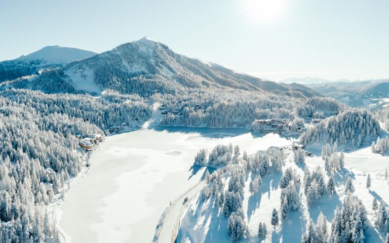 Das romantische Familienhotel direkt am Bergsee, im Winter absolut schneesicher, im Sommer angenehm fresh an der Grenze zwischen Steiermark und Kärnten. Schifahren, Snowboarden, Schneeschuhwandern, Eislaufen, Langlaufen im Winter, Wandern, Mountainbiken, Jagd und Entspannung im Sommer. Yoga, Retreats, Wellness, Spa, Seminar und Hochzeit mitten im Zirbenwald mit Bali Flair. Bio regionale Kulinarik, gerne auch vegan und vegetarisch. 
