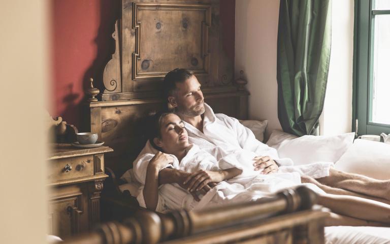 Das romantische Familienhotel direkt am Bergsee, im Winter absolut schneesicher, im Sommer angenehm fresh an der Grenze zwischen Steiermark und Kärnten. Schifahren, Snowboarden, Schneeschuhwandern, Eislaufen, Langlaufen, Eisbaden im Winter, Wandern, Mountainbiken, Jagd, Kaltbaden und Entspannung im Sommer. Yoga, Retreats, Wellness, Spa, Seminar und Hochzeit mitten im Zirbenwald mit Bali Flair. Bio regionale Kulinarik, gerne auch vegan und vegetarisch. 