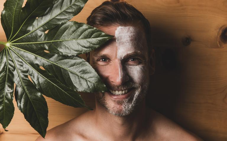 Das romantische Familienhotel direkt am Bergsee, im Winter absolut schneesicher, im Sommer angenehm fresh an der Grenze zwischen Steiermark und Kärnten. Schifahren, Snowboarden, Schneeschuhwandern, Eislaufen, Langlaufen im Winter, Wandern, Mountainbiken, Jagd und Entspannung im Sommer. Yoga, Retreats, Wellness, Spa, Seminar und Hochzeit mitten im Zirbenwald mit Bali Flair. Bio regionale Kulinarik, gerne auch vegan und vegetarisch. 