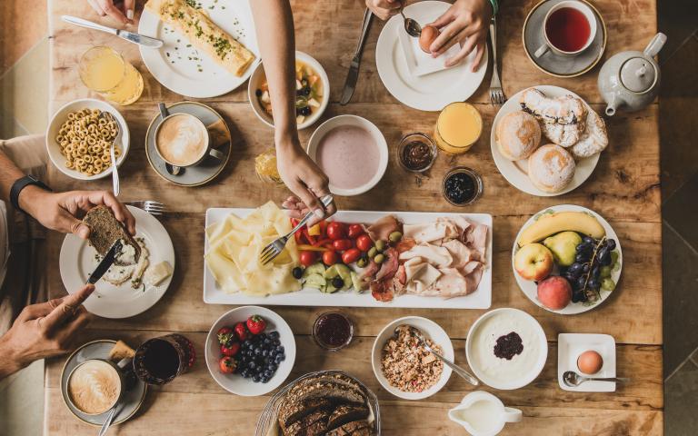 088A1443 Das romantische Familienhotel direkt am Bergsee, im Winter absolut schneesicher, im Sommer angenehm fresh an der Grenze zwischen Steiermark und Kärnten. Schifahren, Snowboarden, Schneeschuhwandern, Eislaufen, Langlaufen im Winter, Wandern, Mountainbiken, Jagd und Entspannung im Sommer. Yoga, Retreats, Wellness, Spa, Seminar und Hochzeit mitten im Zirbenwald mit Bali Flair. Bio regionale Kulinarik, gerne auch vegan und vegetarisch.