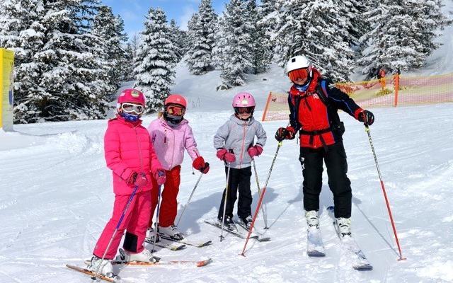 Skischule Pertl Kinder und Skilehrer beim Skikurs mit der Skischule Pertl