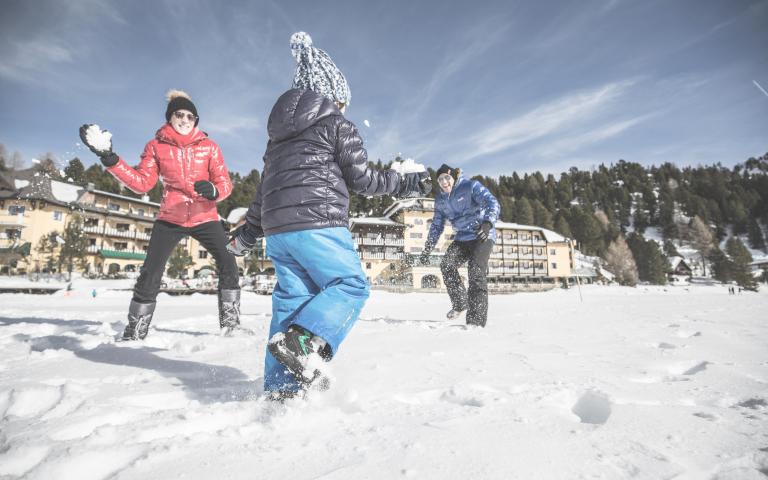 Das romantische Familienhotel direkt am Bergsee, im Winter absolut schneesicher, im Sommer angenehm fresh an der Grenze zwischen Steiermark und Kärnten. Schifahren, Snowboarden, Schneeschuhwandern, Eislaufen, Langlaufen, Eisbaden im Winter, Wandern, Mountainbiken, Jagd, Kaltbaden und Entspannung im Sommer. Yoga, Retreats, Wellness, Spa, Seminar und Hochzeit mitten im Zirbenwald mit Bali Flair. Bio regionale Kulinarik, gerne auch vegan und vegetarisch. 