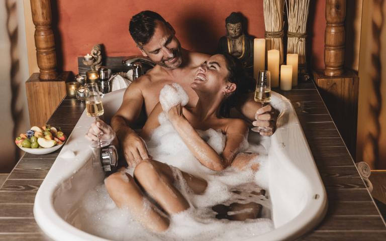 088A9835 Das romantische Familienhotel direkt am Bergsee, im Winter absolut schneesicher, im Sommer angenehm fresh an der Grenze zwischen Steiermark und Kärnten. Schifahren, Snowboarden, Schneeschuhwandern, Eislaufen, Langlaufen im Winter, Wandern, Mountainbiken, Jagd und Entspannung im Sommer. Yoga, Retreats, Wellness, Spa, Seminar und Hochzeit mitten im Zirbenwald mit Bali Flair. Bio regionale Kulinarik, gerne auch vegan und vegetarisch.