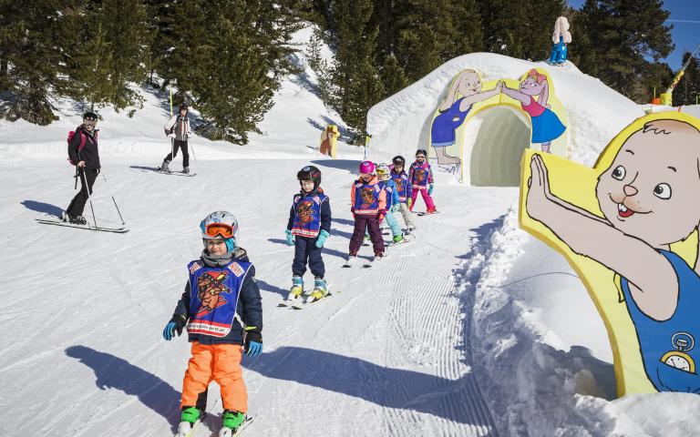 KidsSlope auf der Turrach Kinder fahren Ski in einer Schlange im KidsSlope auf der Turracher Höhe.