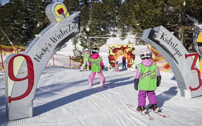 Kinder bei der Durchfahrt durch den KidsSlope im SKigebiet Turracher Höhe
