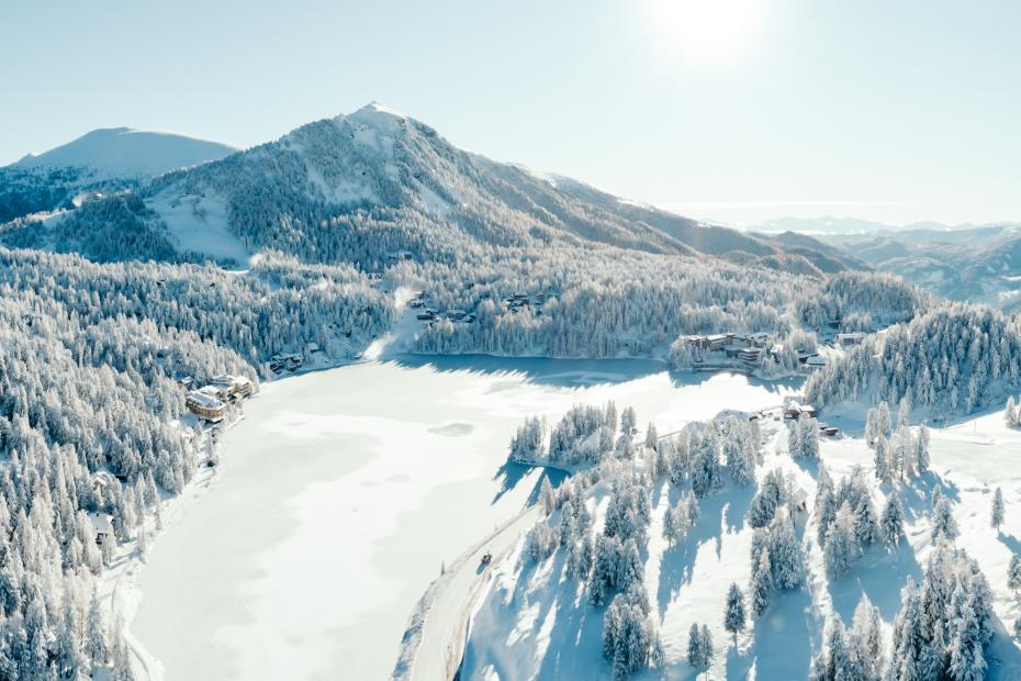 Das romantische Familienhotel direkt am Bergsee, im Winter absolut schneesicher, im Sommer angenehm fresh an der Grenze zwischen Steiermark und K&auml;rnten. Schifahren, Snowboarden, Schneeschuhwandern, Eislaufen, Langlaufen im Winter, Wandern, Mountainbiken, Jagd und Entspannung im Sommer. Yoga, Retreats, Wellness, Spa, Seminar und Hochzeit mitten im Zirbenwald mit Bali Flair. Bio regionale Kulinarik, gerne auch vegan und vegetarisch. 